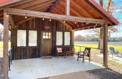 Elm Mott Ski Chalet | Cozy Bobwhite Cabin: 15 Min to Magnolia & Breakfast Included