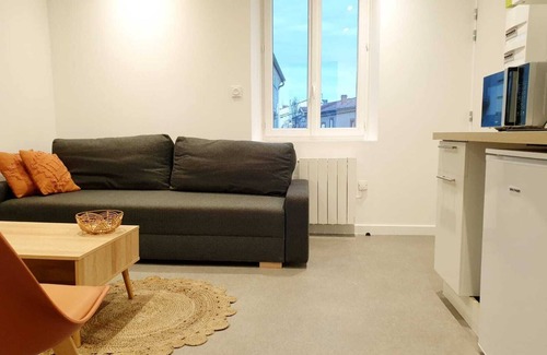 Pamiers Apartment | Discover Comfort at The Bohemian: Family-Friendly Retreat