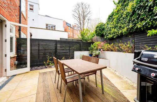 Hampstead Apartment | Stylish Arty Apartment with Pet-Friendly Amenities & Breakfast