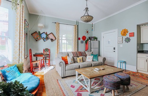 Staunton Apartment | Discover the Bohemian Suite: Family-Friendly & Breakfast Included