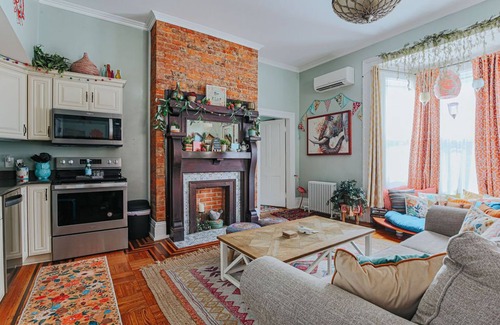 Staunton Apartment | Discover the Bohemian Suite: Family-Friendly & Breakfast Included