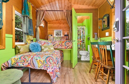 Kerns Hotel | Bohemian Vibe in a Custom Tiny Home with Great Amenities