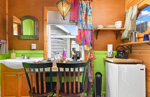 Kerns Hotel | Bohemian Vibe in a Custom Tiny Home with Great Amenities