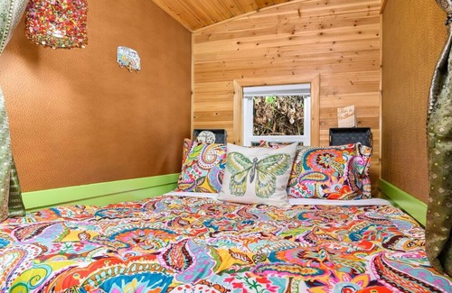 Kerns Hotel | Bohemian Vibe in a Custom Tiny Home with Great Amenities