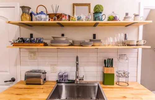Lake Hamilton Apartment | Cozy Boho Loft with Lake View & Spa - Guest Rated 10/10