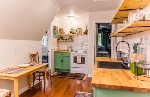Lake Hamilton Apartment | Cozy Boho Loft with Lake View & Spa - Guest Rated 10/10