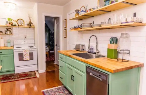 Lake Hamilton Apartment | Cozy Boho Loft with Lake View & Spa - Guest Rated 10/10