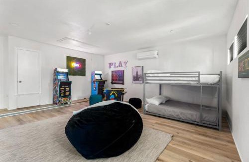 McNeil House | Ideal Family Retreat at The Bonnie - 5 Beds Near Attractions
