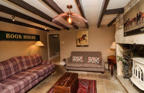 Warkworth House | Pet Friendly Haven at The Book House - 4-Star Comfort Await