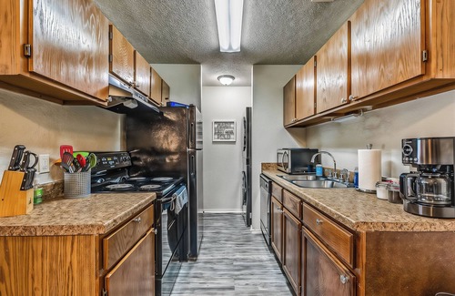 Norman Apartment | OU Boomer: Ultimate Comfort with Pool, Gym & Spa in Norman