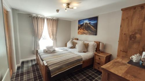 Boot Hotel | Discover The Boot Inn: Pet-Friendly Retreat with Hot Tub