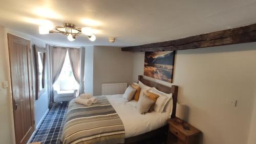 Boot Hotel | Discover The Boot Inn: Pet-Friendly Retreat with Hot Tub