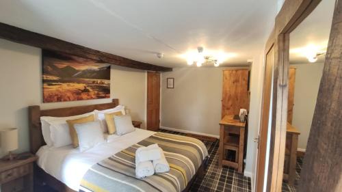 Boot Hotel | Discover The Boot Inn: Pet-Friendly Retreat with Hot Tub