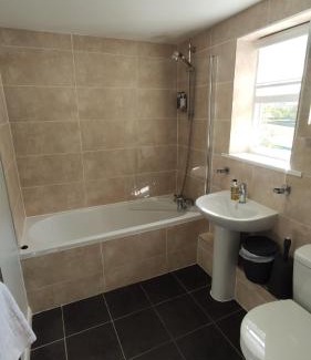 Boot Hotel | Discover The Boot Inn: Pet-Friendly Retreat with Hot Tub