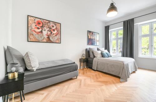 Prenzlauer Berg Apartment | The Bornholmer, Spacious 100m2, Ideal for Groups & Families, 2BR, huge living room, 4 - 8 Guests