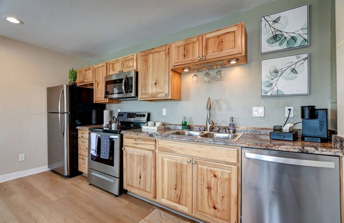 Prescott Apartment | Exceptional Stay at The Botanical Suite, Gurley Street Inn