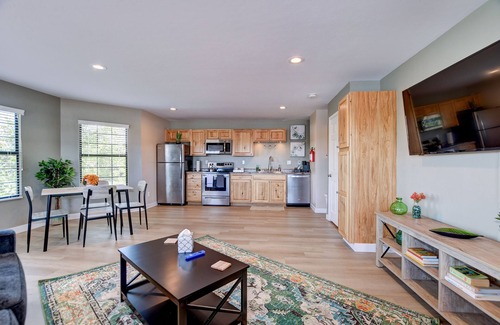 Prescott Apartment | Exceptional Stay at The Botanical Suite, Gurley Street Inn