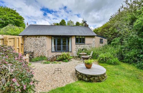 Hele House | Quaint Getaway at The Bothy - Pet Friendly Rustic Retreat