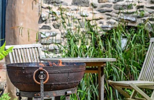 Hele House | Quaint Getaway at The Bothy - Pet Friendly Rustic Retreat
