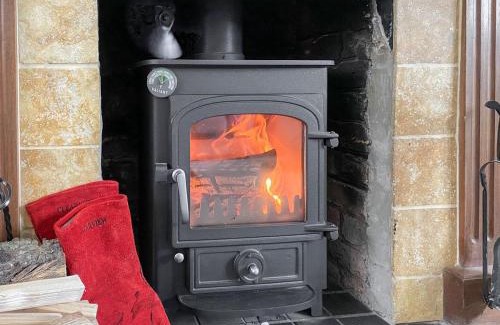 New Forest District House | Experience The Bothy: Pet-Friendly Retreat with 10/10 Rating