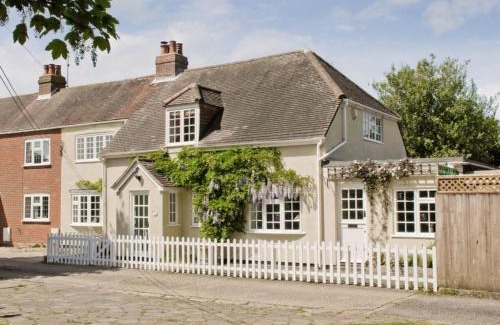 New Forest District House | Experience The Bothy: Pet-Friendly Retreat with 10/10 Rating