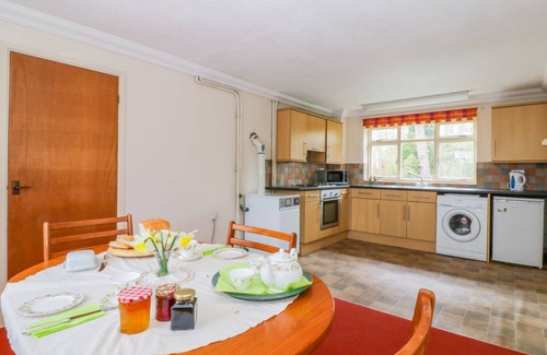 Eye Cottage | Cozy THE BOTHY: Garden Oasis with Breakfast & Kitchen