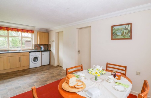 Eye Cottage | Cozy THE BOTHY: Garden Oasis with Breakfast & Kitchen