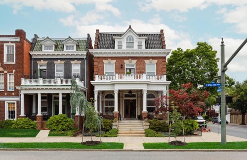 Museum District Bed & Breakfast | Experience The Boulevard Inn: 4-Star Stay with Hot Tub