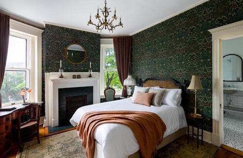 Museum District Bed & Breakfast | Experience The Boulevard Inn: 4-Star Stay with Hot Tub