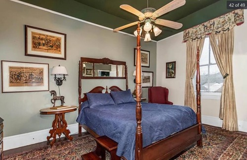 North Newport News Bed & Breakfast | Guest Rated 10/10: The Boxwood Inn General Pershing Suite
