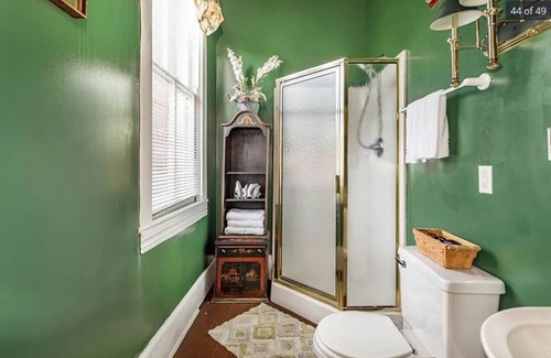 North Newport News Bed & Breakfast | Guest Rated 10/10: The Boxwood Inn General Pershing Suite