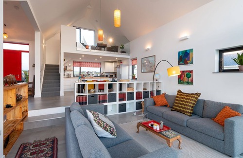 Malltraeth House | Beachfront Bliss: The Brackens Holiday Home for 6 Guests