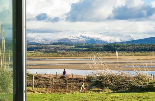 Malltraeth House | Beachfront Bliss: The Brackens Holiday Home for 6 Guests