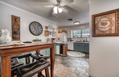 Bryan House | Discover The Bradley House of Aggieland - 10/10 Guest Rated Stay