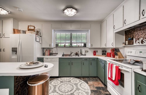 Bryan House | Discover The Bradley House of Aggieland - 10/10 Guest Rated Stay