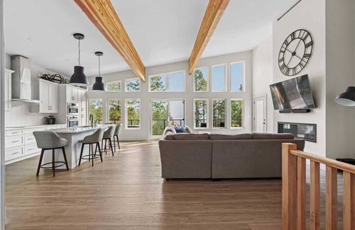 East Kootenay House | Experience The Brae Cabin: Scenic Lake Views & Spa Amenities