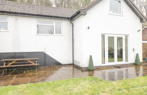 Monmouth House | Pet-Friendly Stays at The Brambles: 4-Star, Guest Rated 10/10