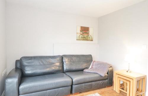 Monmouth House | Pet-Friendly Stays at The Brambles: 4-Star, Guest Rated 10/10