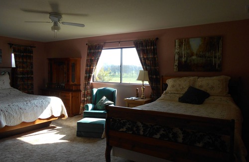 Squaw Valley Bed & Breakfast | Guest Rated 9.8 at The Branded Calf B&B with Pool & Breakfast