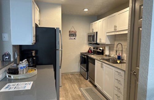 Cumberland Apartment | Ideal 2BD-2BTH Retreat, Steps from Truist Park & The Roxy