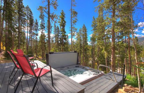 The Highlands House | Experience Comfort at The Breck Escape Home with Hot Tub