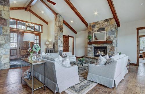 The Highlands House | Experience Comfort at The Breck Escape Home with Hot Tub