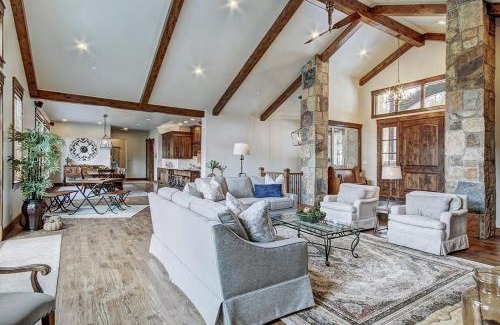 The Highlands House | Experience Comfort at The Breck Escape Home with Hot Tub