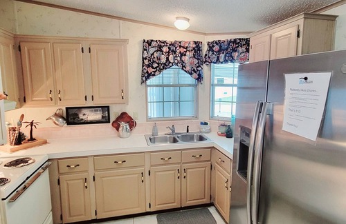 Edgewater House | Exceptional Stay at The Breezy Retreat: Spa & Breakfast Included!