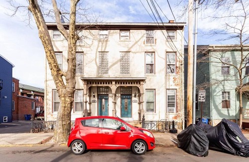Mill River Apartment | Pet-Friendly Getaway at The Brick House Wooster Sq