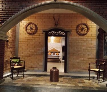 Habaraduwa House | Exceptional Family Retreat at The Brick Wonder with Hot Tub