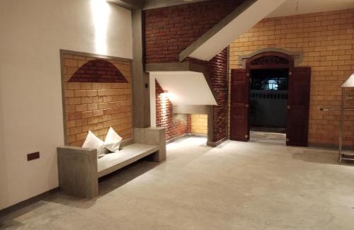 Habaraduwa House | Exceptional Family Retreat at The Brick Wonder with Hot Tub