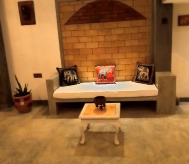 Habaraduwa House | Exceptional Family Retreat at The Brick Wonder with Hot Tub
