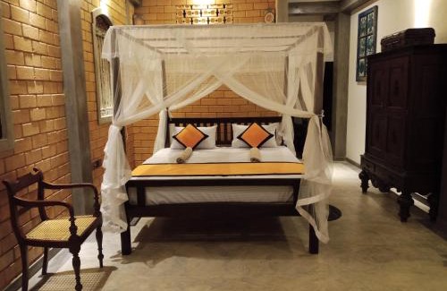 Habaraduwa House | Exceptional Family Retreat at The Brick Wonder with Hot Tub