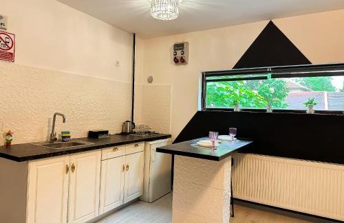 Craiova Apartment | Stylish Fashion Central Studio – Family-Friendly Retreat